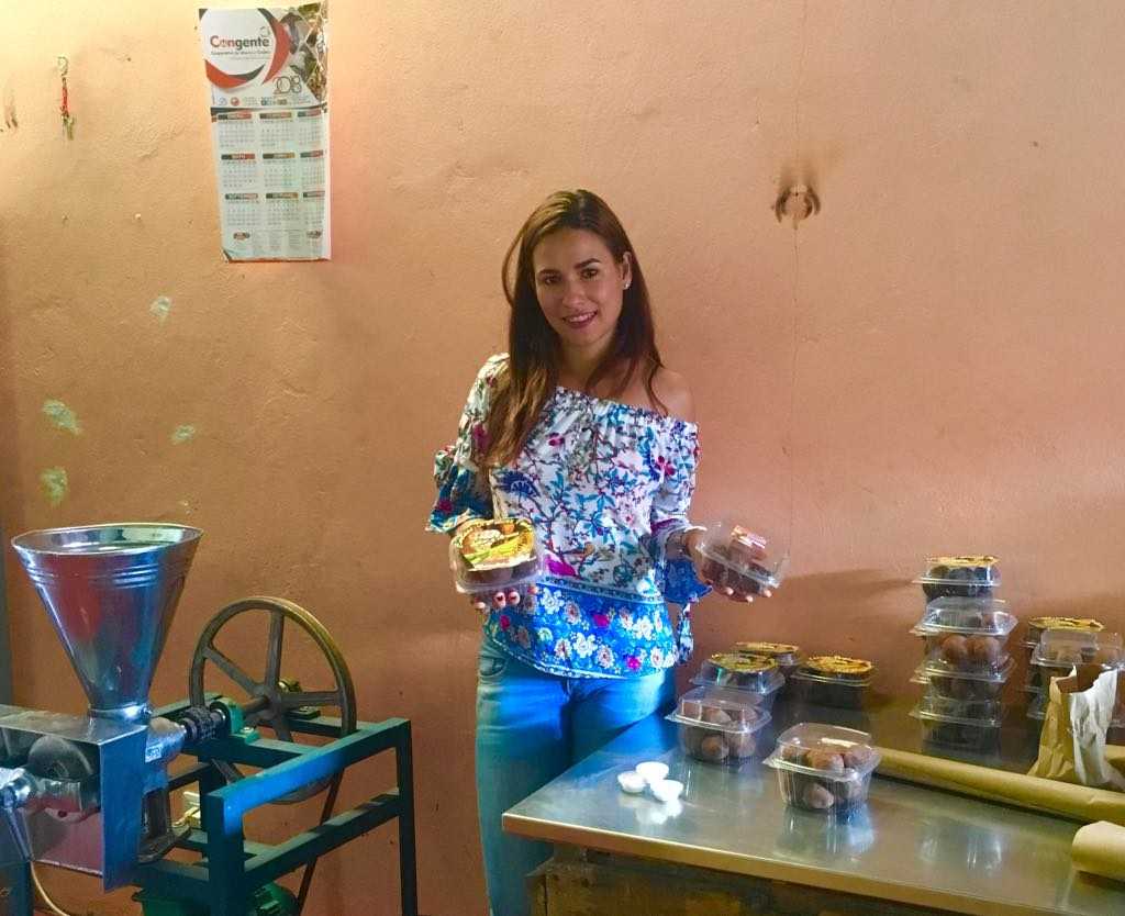 Alejandra Olarte tiene su propia empresa familiar de chocolates llamada Maranatha, además es asociada de Congente. 
