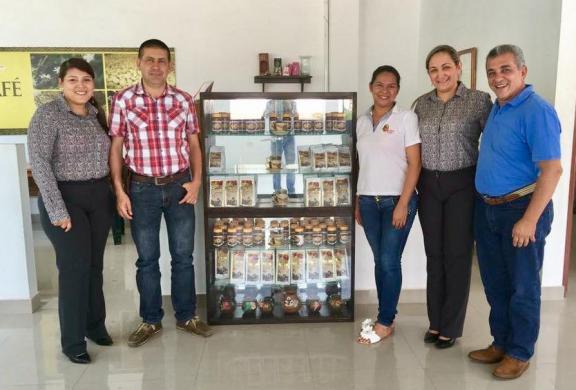 El pasado 20 de diciembre, bajo el acompañamiento de la iniciativa de finanzas rurales de USAID, se formalizó la relación comercial y financiera entre COAGROBRISAS y DAVIVIENDA.